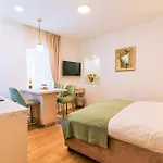 Luxury 2 Bedroom-2 Bathroom With Rooftop Terrace & Luxury App *
