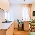 Luxury 2 Bedroom-2 Bathroom With Rooftop Terrace & Luxury App