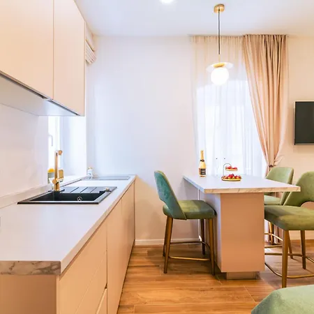 Apartment Luxury 2 Bedroom-2 Bathroom With Rooftop Terrace & Luxury App *