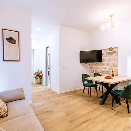 Luxury 2 Bedroom-2 Bathroom With Rooftop Terrace & Luxury App *