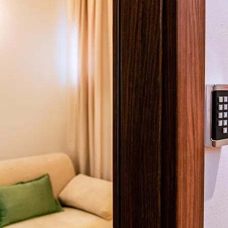 Luxury 2 Bedroom-2 Bathroom With Rooftop Terrace & Luxury App *