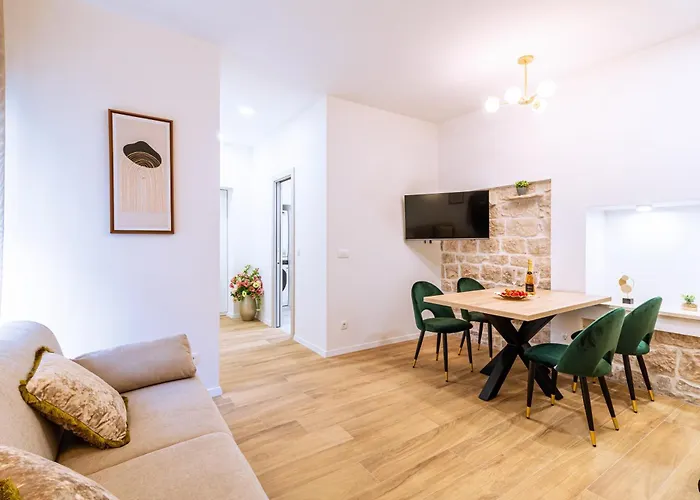 Luxury 2 Bedroom-2 Bathroom With Rooftop Terrace & Luxury App *